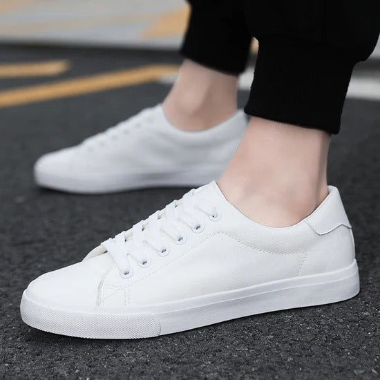 Sneakers basses Old Money pour hommes – Noires avec semelle blanche – Chaussures décontractées en simili cuir